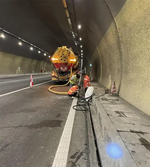 城阳隧道排水渠清淤